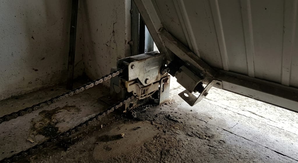 Antes — Suporte de corrente sujo e oxidado
